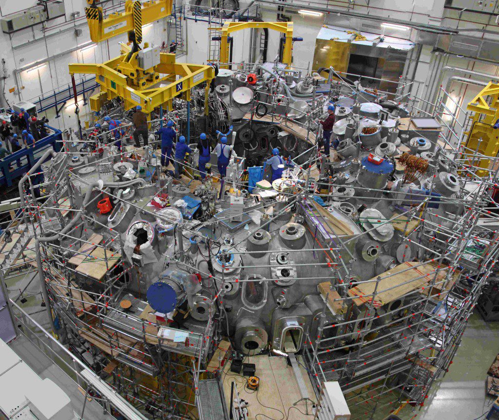 Panoramaaufnahmen beim Umsetzen des letzten Moduls auf das Maschinenfundament des Wendelstein 7-X