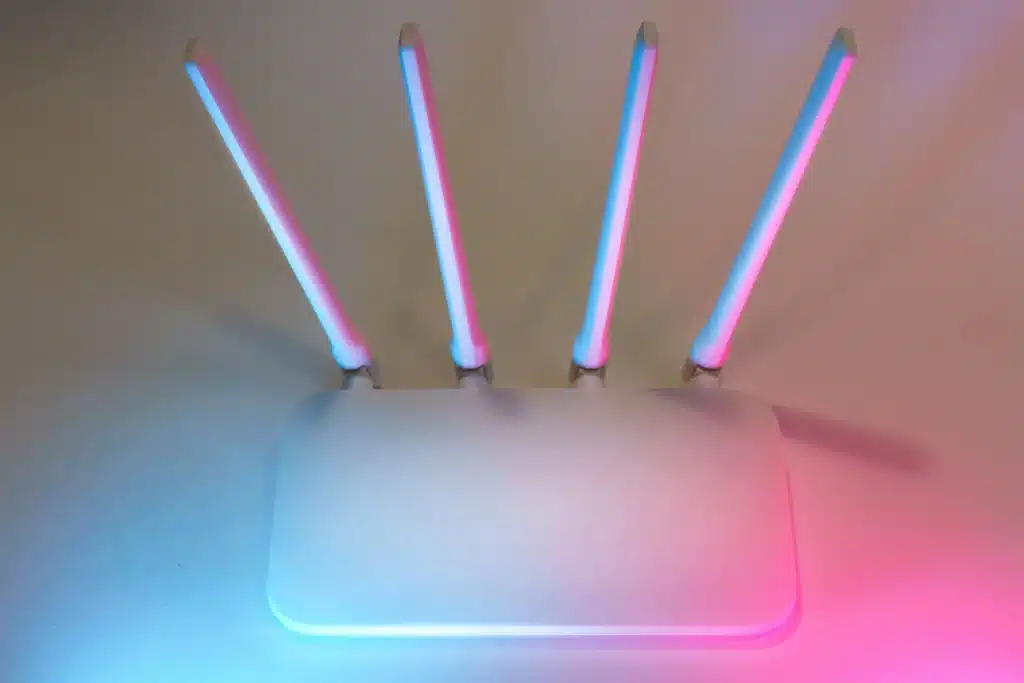 Choosing between a mesh wifi vs router setup: A traditional home internet router broadcasting from a single point.